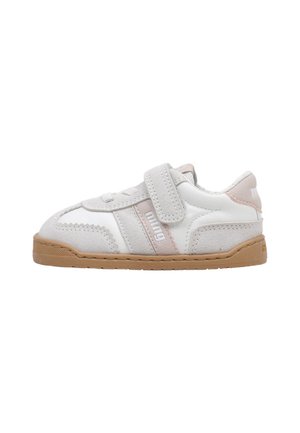 Zapatilla infantil blanca y beige con cierre de velcro y suela de goma, vista lateral sobre fondo blanco.