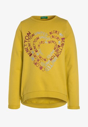 Żółta bluza z okrągłym dekoltem, długimi rękawami i zaokrąglonym dołem. Zawiera wielokolorowy napis w kształcie serca, wykonana z miękkiego materiału.