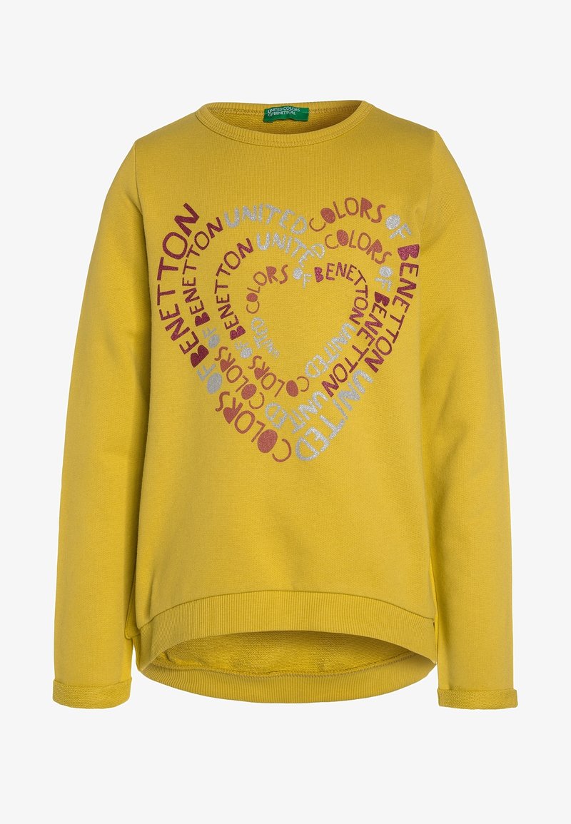 Sudadera amarilla con cuello redondo, mangas largas y dobladillo curvado. Presenta texto multicolor en forma de corazón, hecha de tela suave.