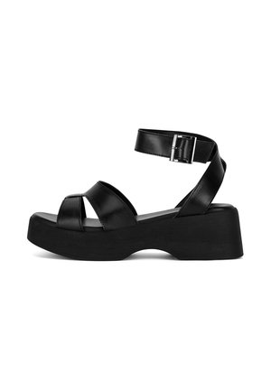 Černé platformové sandály s otevřenou špičkou, pásky přes nárt a nastavitelnou přezkou u kotníku. Hladký kožený povrch a texturovaná podrážka.