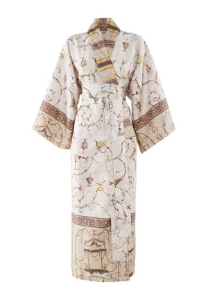 Langer beiger Kimono-ähnlicher Mantel mit weiten Ärmeln, Gürtel und filigranen gold- und braunen Ornamentmustern überall.