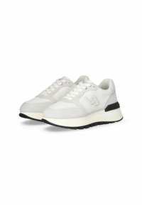 Sneaker sportive bianche con tomaia in rete e suede, punta rotonda, suola in gomma e suola elevata con dettagli neri.