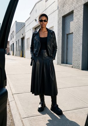Buffalo, PLUTO MB  RIV - Plateaulaarzen - black
