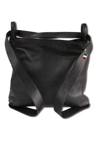 Zwarte leren handtas met een zachte textuur, brede verstelbare schouderbanden en een klein Italiaans vlaggetje charm. Rechthoekige vorm met een opening aan de bovenkant.