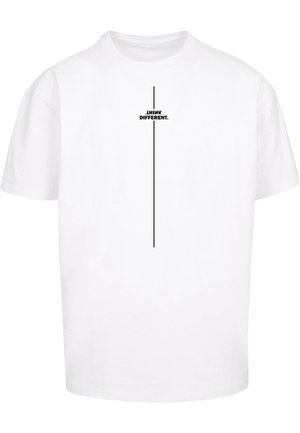T-shirt en coton blanc avec une ligne noire verticale et le texte "PENSEZ DIFFÉREMMENT." dans une police moderne, centré sur le devant.