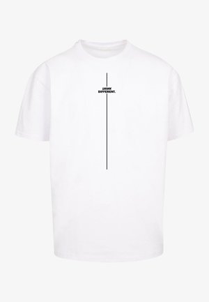 Camiseta blanca de algodón con una línea negra vertical y el texto "PIENSA DIFERENTE." en una fuente moderna centrada en el frente.
