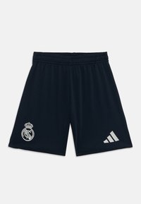 Shorts sportivi navy in tessuto leggero; presentano un logo Real Madrid bianco e tre strisce bianche sul lato inferiore destro.