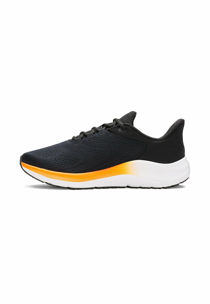 Chaussure de sport noire avec une tige en mesh, une semelle intermédiaire orange et blanche, et une semelle en caoutchouc. Dotée de lacets et d'un col rembourré pour le confort.