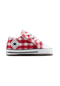 Sneaker bassi in tessuto a quadretti rossi e bianchi con punta in gomma, lacci bianchi e patch con marchio in bianco e nero sul lato.