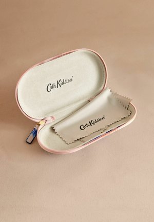Roza tvrda futrola za naočale s mekanim unutrašnjim dijelom, s imenom branda "Cath Kidston" i odgovarajućom krpom za čišćenje.