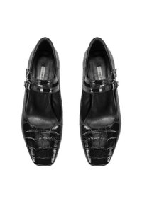 Schwarze Lackleder-Schuhe mit quadratischem Zehendesign, versehen mit einem strukturierten Krokodil-Muster und zwei verstellbaren Schnallenriemen.
