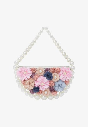 Kwiatowa torebka kopertówka w kształcie półksiężyca, ozdobiona różowymi, niebieskimi i beżowymi kwiatami, białymi perłami wzdłuż krawędzi oraz przezroczystą konstrukcją.