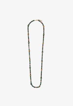 Naszyjnik z koralikami z zielonymi i różowymi kamieniami, przetykany złotymi akcentami i czarnymi dekoracyjnymi elementami. Długi i symetryczny wzór.