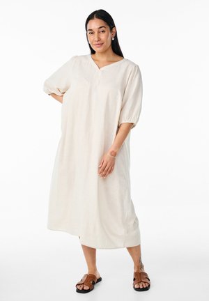 Leinen-Midi-Kleid in Off-White, mit V-Ausschnitt und kurzen, puffigen Ärmeln. Es hat eine lockere Passform und reicht bis unter das Knie, kombiniert mit braunen Sandalen.