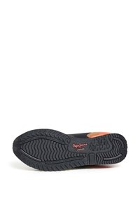 Svart sneakersula med texturerat mönster. Har en röd "Pepe Jeans London" -logotyp, förstärkt häl och kontrasterande detaljer.