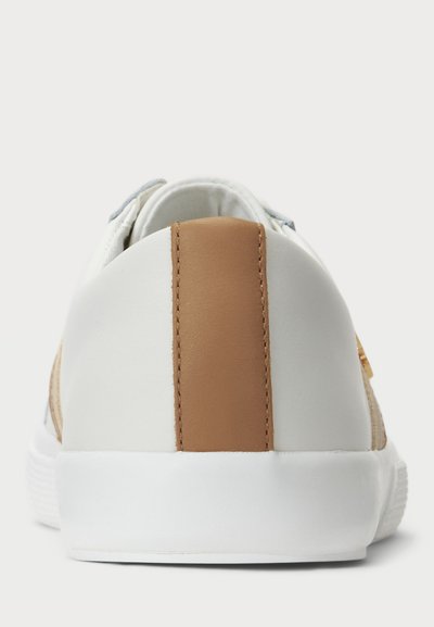 Baskets blanches vues de l'arrière avec une large bande en cuir beige vertical et une épaisse semelle en caoutchouc blanc.