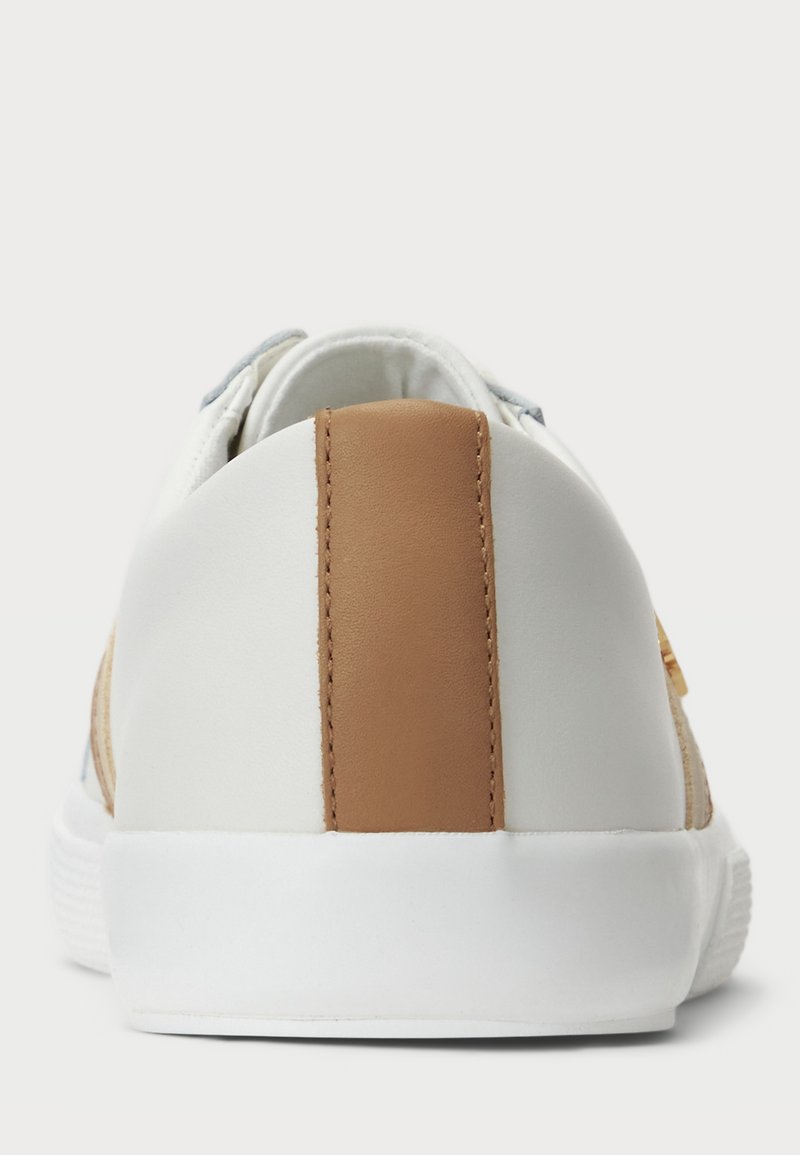 Baskets blanches vues de l'arrière avec une large bande en cuir beige vertical et une épaisse semelle en caoutchouc blanc.
