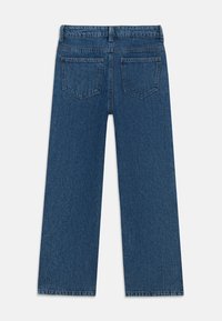 Jeans de mezclilla azul de pierna ancha, con una cintura alta, bolsillos traseros y dobladillos rectos, con una textura desgastada y diseño clásico de cinco bolsillos.