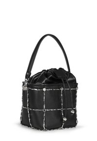 Czarna torba typu bucket z zapięciem na sznurek, srebrnym detalem w postaci łańcucha oraz usztywnioną konstrukcją wykonaną z gładkiej skóry.