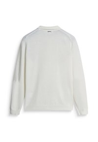 Maglione bianco con colletto, polsini e orlo a costine e dettagli testurizzati sulle spalle. Il tessuto sembra morbido e leggero.