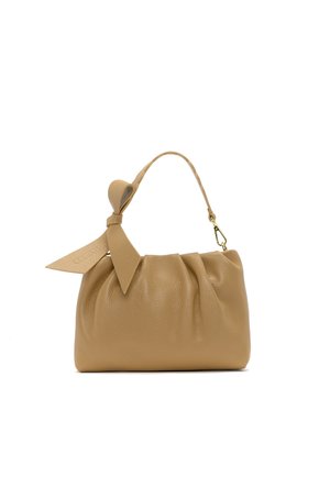 Sac à main en cuir marron clair avec des détails froncés, une poignée courte et un nœud décoratif sur un côté, sur fond blanc uni.