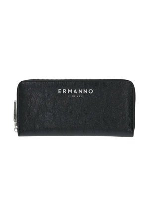 Portafoglio in pelle nera con finitura testurizzata, chiusura con zip e nome del marchio "ERMANNO FIRENZE" in rilievo color argento sulla parte anteriore.