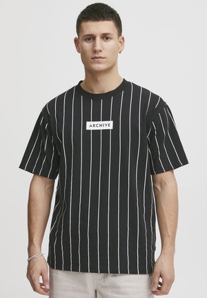 Sortstripet t-shirt med korte ærmer, prydet med hvide lodrette striber og et rektangulært 'ARCHIVE' logo centreret på brystet.