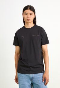 Puma AMG GRAPHIC TEE - Apdrukāts T-krekls - black