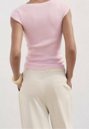 Žebrovaný růžový top s krátkými rukávy, kombinovaný s krémovými kalhotami s vysokým pasem, zadními kapsami a hladkou texturou.