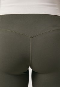 Nike Performance ZENVY SHORT - Leggings - cargo khaki/black