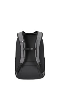 Zwarte rugzak met grijze accenten, gevoerde schouderbanden en een verstelbare gesp, met een slank ontwerp en duurzame stof met een gladde textuur.