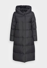 Calvin Klein lång svart puffjacka, med huva, quiltat mönster, långa ärmar och rak skärning för värme och täckning.