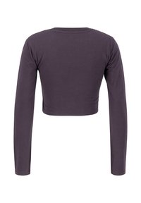 Dlhý rukáv, skrátený top vyrobený z mäkkého, pružného materiálu v tmavo fialovej farbe. Jednoduchý okrúhly výstrih s priliehavým strihom a bez viditeľných kovových prvkov.