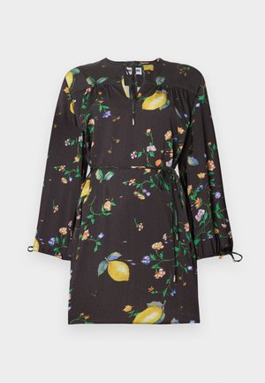 Zwarte jurk met lange mouwen, bedekt met een geel citroen- en meerkleurige bloemenprint, ronde hals met een strik, en tailleceintuur detail.