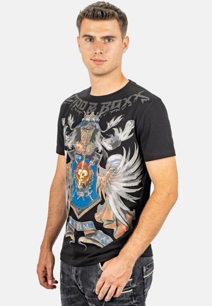 Schwarzes T-Shirt mit detailliertem Grafikdesign eines Schildes, Adlers und Löwen in leuchtenden Farben. Kurze Ärmel, runde Ausschnitt.