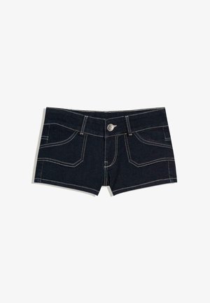 Mørkeblå denimshorts med hvide syninger, lukning med knapper foran og to forlommer mod en hvid baggrund.
