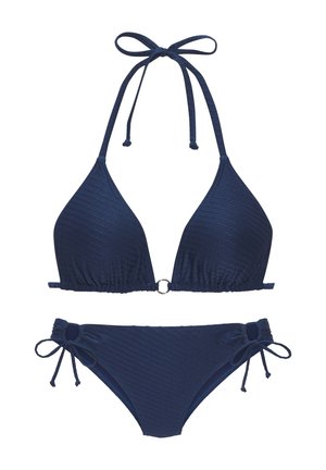 Marineblaues, strukturiertes Bikini-Set mit Neckholder, Ringdetail in der Mitte des Oberteils und seitlich gebundenen Bikinihosen mit Cutout-Akzenten.
