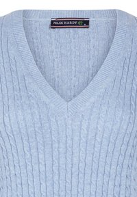 Maglione lavorato a maglia di color blu chiaro, con scollatura a V, caratterizzato da motivi a treccia e bordi a coste. Etichetta del marchio visibile all'interno del colletto.