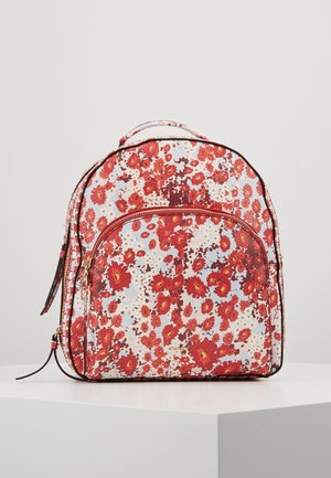 Kleine rugzak met rood en oranje bloemenpatroon op een witte achtergrond, voorvak met ritssluiting en bovenste handvat, staand op een wit oppervlak.