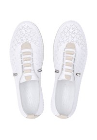 Weiße Perforierte Schuhe mit runder Form, versehen mit einem beigen Akzent und elastischen Schnürsenkeln, auf einer strukturierten Sohle. Silberne Hardware-Details sind enthalten.