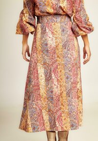 Gonna maxi in stampa paisley multicolore, con tonalità vivaci di rosa, blu e arancione. Tessuto fluido con vita con cintura e finitura testurizzata.