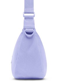 Tartós szövetből készült, lila háromszögletű táska, széles, állítható pánttal és egy kör alakú gyűrűs részlettel a tetején.