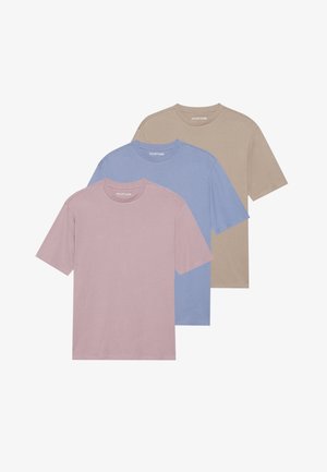 Kolme lühikeste varrukatega T-särki roosa, helesinise ja beeži värviga. Valmistatud pehmest ja siledast kangast, klassikalise ümmarguse kaelusega.