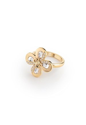 Gouden ring met een bloemvormig ontwerp met vier heldere druppelvormige edelstenen en kleine ronde kristallen rond elk bloemblad.