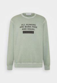 Grön sweatshirt i mjukt material med svart tryckt text: "ALLA MÄNNSKOR FÖDS FRIA OCH LIKA" och "DONDUP" på framsidan.