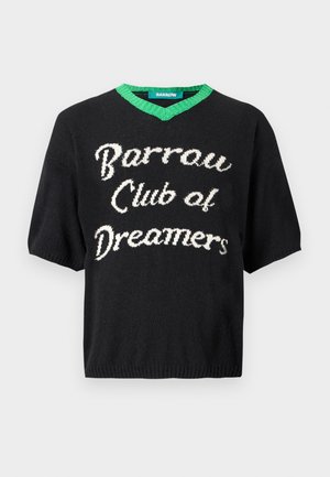 Μαύρο πουλόβερ με κοντά μανίκια, διακοσμημένο με πράσινη λεπτομέρεια στο σχήμα V στην λαιμόκοψη και λευκό κείμενο που γράφει "Barrow Club of Dreamers" στο μπροστινό μέρος.