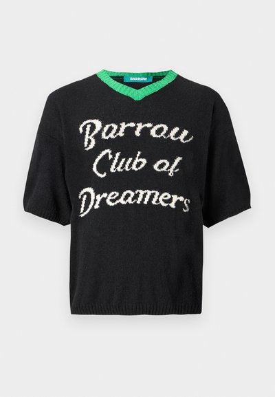 Μαύρο πουλόβερ με κοντά μανίκια, διακοσμημένο με πράσινη λεπτομέρεια στο σχήμα V στην λαιμόκοψη και λευκό κείμενο που γράφει "Barrow Club of Dreamers" στο μπροστινό μέρος.