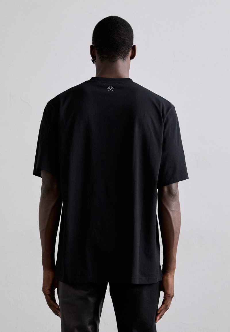 Koton TEXTURED TAG PRINTED CREW NECK SHORT SLEEVE