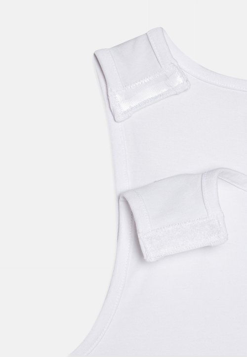 Canottiera bianca in tessuto morbido, con scollatura rotonda e spalline regolabili in velcro per una vestibilità personalizzabile. Nessun motivo o accenti aggiuntivi.