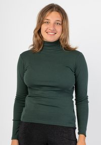 Maglione a maniche lunghe con collo alto di colore verde scuro, realizzato in tessuto morbido ed elasticizzato. Design aderente con texture liscia e senza motivi o dettagli visibili.